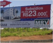 Pain&eacute;is com estrutura met&aacute;lica em grandes formatos (gigantografia), com contornos especiais.