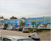 Pain&eacute;is com estrutura met&aacute;lica em grandes formatos (gigantografia), com contornos especiais.