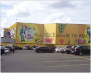 Pain&eacute;is com estrutura met&aacute;lica em grandes formatos (gigantografia), com contornos especiais.