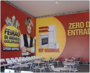 Pain&eacute;is com estrutura met&aacute;lica em grandes formatos (gigantografia), com contornos especiais.